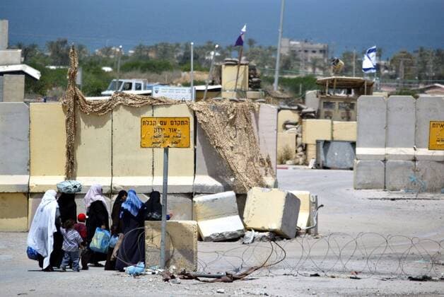 May 14, 2005 - U.S. - KRT WORLD NEWS STORY SLUGGED: MIDEAST-HOMES KRT PHOTOGRAPH BY AHMAD KHATEIB FLASH 90 (ISRAEL OUT) (May 16) A Palestinian family walk to cross an Israeli checkpoint near the Jewish settlement of Gush Katif at Khan Younis camp, southern Gaza Strip, May 14 2005. (lde) 2005 - ZUMAm67_ 20050514_baf_m67_080 Copyright: xAhmadxKhateibx