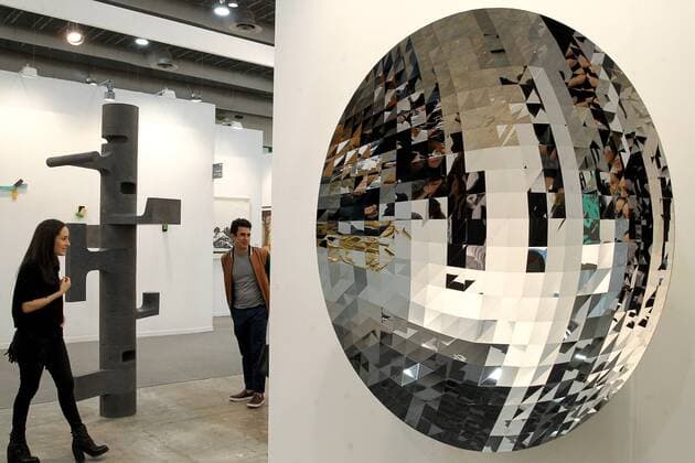 A view of the work Random Triangle Mirror by Anish Kapoor during the opening of the 14th Mexican Art Fair Zona Maco in Mexico City, Mexico, 8 February 2017. This edition aims to promote the circulation of contempoary art and collectibles in Mexico. OPENING OF THE 14TH ART FAIR ZONA MACO IN MEXICO !ACHTUNG: NUR REDAKTIONELLE NUTZUNG!  Copyright: xAlexxCruzx MEX006 20170209-636221957730621460