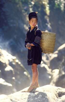 IMAGO Cultures of the world, Schwarze Hmong in Nordvietnam Jun 10, 2005; Cat Cat, VIETNAM; A Black Hmong girl in Cat Cat village. Mandatory  - ZUMAt77_ 20050610_mar_t77_333 Copyright: xFlorisxLeeuwenberg TCSx