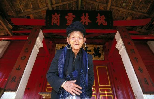 IMAGO Cultures of the world, Schwarze Hmong in Nordvietnam Jun 10, 2005; Sapa, VIETNAM; A Chinese temple in Sapa, with Black Hmong woman. Mandatory  - ZUMAt77_ 20050610_mar_t77_361 Copyright: xFlorisxLeeuwenberg TCSx