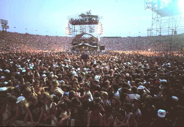 June 16, 2005 - A0303.LIVE AID CONCERT 1985.PHILADELPHIA VETERAN S STADIUM. FRED DEVANN- CROWDS - ZUMAg49_ 20050616_gaf_g49_026 Copyright: xFredxDevannx