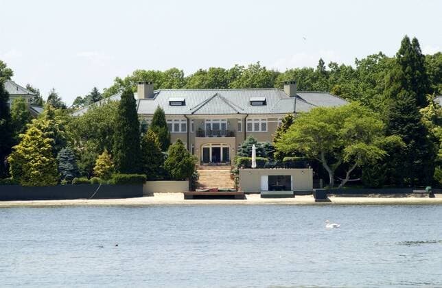 Architektur von Gordon Bunshaft Jun 18, 2005; East Hampton, NY, USA; Tavertine House, described as one of the country s most beautiful International-style structures and built by architect Gordon Bunshaft, was bought by Martha Stewarts in 1995. Pictured: Ron Perlman s home on the Georgica Pond, a neighborhood where new houses are normally up to five times the size of Travertine House. Mandatory - ZUMAg66_ 20050618_nar_g66_419 Copyright: xGordonxM.xGrantx
