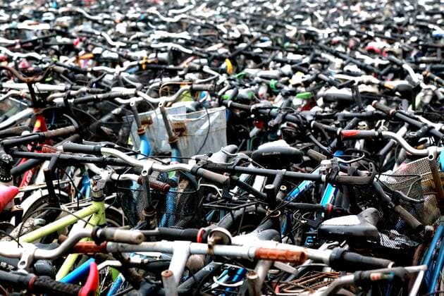 Kurios - Zhenzhou Universität mit Sammlung kaputter Fahrräder auf dem Campus ZHENGZHOU, CHINA - FEBRUARY 08: Masses of broken-down bicycles are parked at Zhengzhou University on February 8, 2017 in Zhengzhou, Henan Province of China. Zhengzhou University collected over 2, 000 broken-down bicycles and placed them neatly beside the school restaurant during winter holiday. The rusty and broken-down bicycles collected by Zhengzhou University during winter holiday belong to students of Zhengzhou University.  Copyright: xVCGx CFP499595814