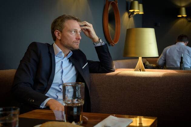 Christian Lindner - Fotoshooting in Saarbrücken Christian Lindner, Bundesvorsitzender der FDP, trifft sich am Donnerstag (09.02.2017) in einem Restaurant in Saarbrücken mit den Wirtschaftsjunioren Saar und stellt sich ihren Fragen. Lindner09021701D.jpg
