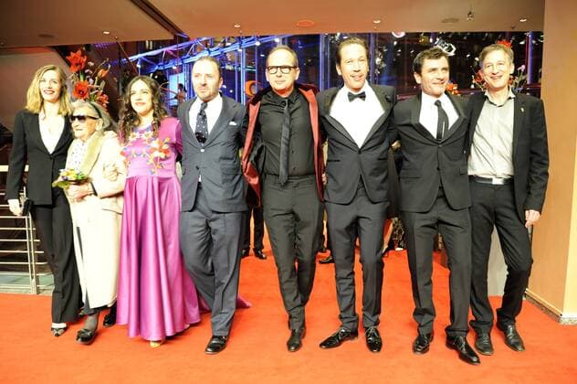 Bilder des Tages 67. Berlinale - Premiere Eröffnungsfilm Django Schauspielerin Cecile de France, Regisseur Etienne Comar und Schauspieler Reda Kateb mit der Filmcrew des Eröffnungsfilms DJANGO anlässlich der Eröffnung der 67. Berlinale mit dem Film DJANGO snapshot-photography K.M.Krause