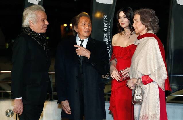 Bilder des Tages Spanish Queen Sofia (R) talks with Italian designer Valentino (2L), his associated Giarcarlo Giammetti (L) and Italian actress Monica Bellucci (2R) before the opening of La Traviata with stage director of US film maker Sofia Coppola and costumes designed by Valentino at Arts Palace of Valencia, eastern of Spain on 09 February 2017. OPENING OF LA TRAVIATA WITH STAGE DIRECTOR OF US FILM MAKER SOFIA COPPOLA AND COSTUMES DESIGNED BY VALENTINO !ACHTUNG: NUR REDAKTIONELLE NUTZUNG!  Copyright: xJuanxCarlosxCardenasx 20170209-636222702684645945