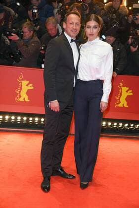 67. Berlinale - Premiere Eröffnungsfilm Django Wotan Wilke Möhring mit Freundin Cosima Lohse 67. Internationale Filmfestspiele Berlin (Berlinale) -Eröffnungsgala im Berlinale Palast am Potsdamer Platz in Berlin am 09.02.2017