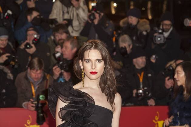 Hari Nef auf dem Auftakt der Berlinale am 9.02.2017 in Berlin Hari Nef auf dem Auftakt der Berlinale am 9.02.2017 in Berlin