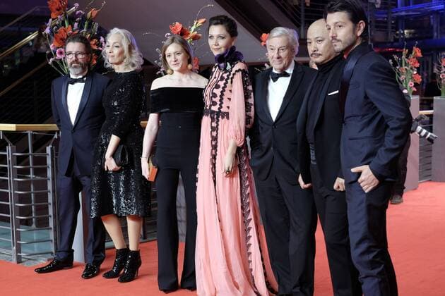 Die Internationale Jury (Regisseur Paul Verhoeven, Künstler Olafur Eliasson, Produzentin Dora Bouchoucha Fourati, Schauspielerin Maggie Gyllenhaal, Schauspielerin Julia Jentsch, Schauspieler Diego Luna, Regisseur Wang Quan an) anlässlich der Eröffnung der 67. Berlinale mit dem Film DJANGO 67. Internationale Filmfestspiele Berlin
