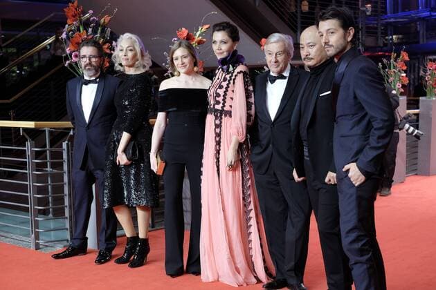 Die Internationale Jury (Regisseur Paul Verhoeven, Künstler Olafur Eliasson, Produzentin Dora Bouchoucha Fourati, Schauspielerin Maggie Gyllenhaal, Schauspielerin Julia Jentsch, Schauspieler Diego Luna, Regisseur Wang Quan an) anlässlich der Eröffnung der 67. Berlinale mit dem Film DJANGO 67. Internationale Filmfestspiele Berlin