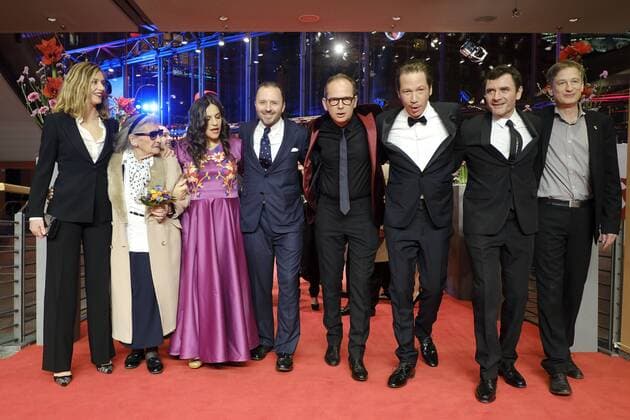 Schauspielerin Cecile de France, Regisseur Etienne Comar und Schauspieler Reda Kateb mit der Filmcrew des Eröffnungsfilms DJANGO anlässlich der Eröffnung der 67. Berlinale mit dem Film DJANGO 67. Internationale Filmfestspiele Berlin