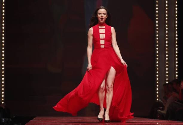 Bilder des Tages Juliette Lewis walks on the runway at The American Heart Association s Go Red For Women Red Dress Collection 2017 fashion show presented by Macy s on February 9, 2017 in New York City.  NYP20170209137 JOHNxANGELILLO