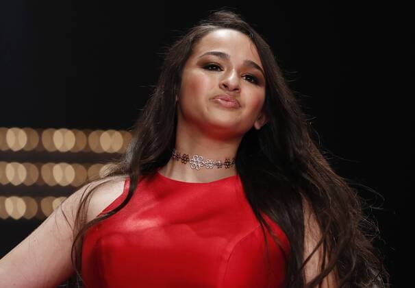 Internationaler Tag der Sichtbarkeit von Transgender am 31. März, Prominente Jazz Jennings walks on the runway at The American Heart Association s Go Red For Women Red Dress Collection 2017 fashion show presented by Macy s on February 9, 2017 in New York City.  NYP20170209141 JOHNxANGELILLO