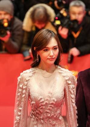 (170210) -- BERLIN, Feb. 10, 2017 -- Chinese actress Tang Yan poses for photos on the red carpet of the opening ceremony of the 67th Berlinale International Film Festival in Berlin, capital of Germany, on Feb. 9, 2017. The 67th Berlinale International Film Festival opened Thursday with screening of the French film Django . )(yk) GERMANY-BERLIN-67TH BERLINALE-OPENING CEREMONY ShanxYuqi 