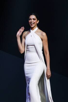 (170210) -- BEIJING, Feb. 9, 2017 -- Actress Deepika Padukone waves as attending the premiere of film xXx: The Return of Xander Cage in Beijing, capital of China, Feb. 9, 2017. This Paramount s film, the third one in the xXx franchise, will be screened in the Chinese mainland on Feb. 9. ) (ry) CHINA-BEIJING-FILM-PREMIERE (CN) ZhengxHuansong 