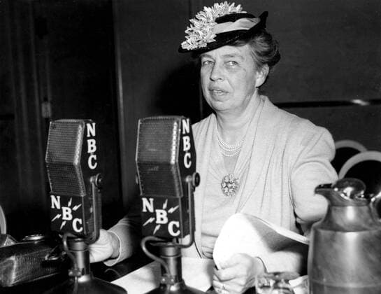 Berühmte Feministinnen, Eleanor Roosevelt Apr. 6, 2005 - ELEANOR ROOSEVELT DURING THE FIRST BROADCAST OPENING HER NEW SERIES OF TWICE-WEEKLY INFORMAL RADIO TALKS FOR A COMMERCIAL SPONSOR, WASHINGTON, D. C. .4 30 1940.1940S.SUPPLIED BY - ZUMAg49_ 20050406_gaf_g49_585 Copyright: xGlobexPhotosx