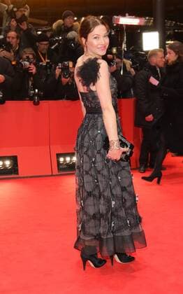 Hannah Herzsprung vor dem Berlinale Palast Theater am Potsdamer Platz, Marlene-Dietrich-Platz, Berlin, bei der Premiere zu dem Film - Django - im Rahmen der 67. Berlinale Internationale Filmfestspiele 66th Berlin International Film Festival Berlinale 2016, La Berlinale - Le 66e festival international du film de Berlin. Copyright imago stock&people GmbH Tinkeres Datum: 09.02.2017 Berlinale Django