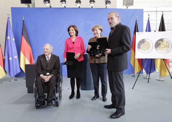 Bundesfinanzminister Dr. Wolfgang Schäuble, Malu Dreyer, SPD. Ministerpräsidentin des Landes Rheinland-Pfalz. Präsidentin des Bundesrates, Bundeskanzlerin Angela Merkel, Künstler Frantisek Chochola, Deutschland, Berlin, Bundeskanzleramt, Präsentation der 2-Euro-Gedenkmünze 2017 Rheinland-Pfalz in Anwesenheit der BK’in, BM Schäuble und MP’in Dreyer, 10.02.2017