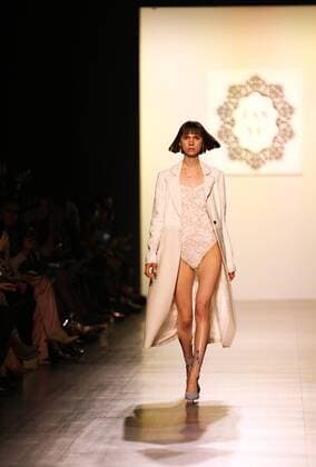 (170210) -- NEW YORK, Feb. 10, 2017 -- A model presents a creation of LANYU during the New York Fashion Week in New York, the United States, on Feb. 10, 2017. ) U.S.-NEW YORK-FASHION WEEK-LANYU WuxRong 