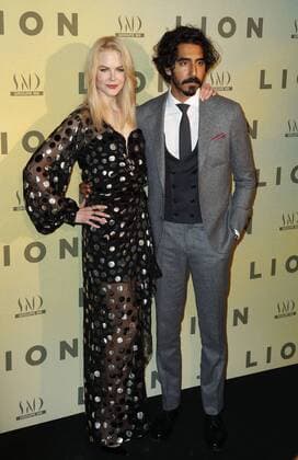 Nicole Kidman avec Dev Patel CELEBRITES : Premiere Filmpremiere Film Lion - Paris - 10 02 2017 GwendolineLeGoff Panoramic 