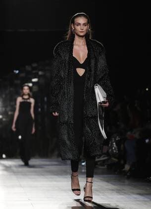 A model walks on the runway at the Cushnie Et Ochs fashion show at New York Fashion Week at Gallery 1, Skylight Clarkson Sq on February 10, 2017 in New York City.  NYP20170210160 JOHNxANGELILLO