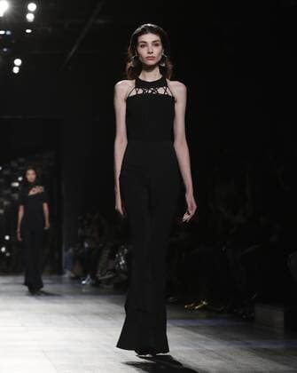 A model walks on the runway at the Cushnie Et Ochs fashion show at New York Fashion Week at Gallery 1, Skylight Clarkson Sq on February 10, 2017 in New York City.  NYP20170210159 JOHNxANGELILLO