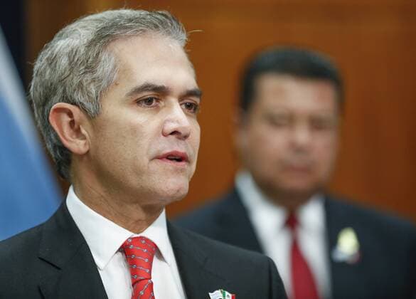 PK zur Städtepartnerschaft zwischen Chicago und Mexico City Mexico City s Chief of Government, Miguel Angel Mancera, speaks during a press conference at the Mayor s Office in Chicago, Illinois, USA, 10 February 2017. Chicago Mayor Rahm Emanuel and Mexico City s Miguel Ángel Mancera met today to solidify the cultural and economic ties that have united these two sister cities since 2013. EMANUEL AND MANCERA DECIDED TO SOLIDIFY LOOSES DESPITE THE TIME OF TENSION !ACHTUNG: NUR REDAKTIONELLE NUTZUNG!  Copyright: xKAMILxKRZACZYNSKIx SHM63 20170211-636223802048928536