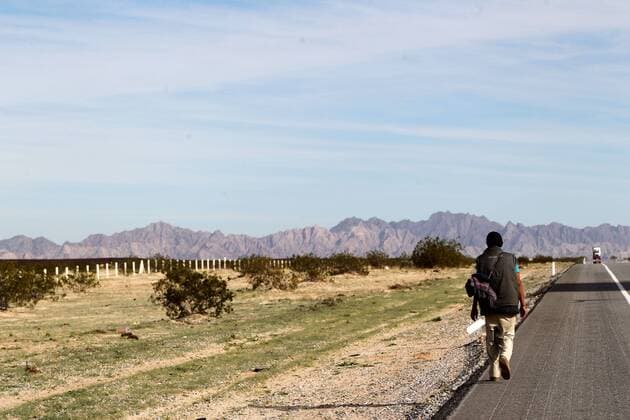 Zaun an der Grenze zwischen USA und Mexiko SONORA (MEXICO), Feb. 10, 2017 -- A migrant walks on a highway in the Mexican state of Sonora, on Feb. 10, 2017. U.S. President Donald Trump signed two executive orders on Jan. 25 to have the Department of Homeland Security begin planning, designing and building a physical barrier along the U.S.-Mexico border, identify undocumented immigrants, and remove those who have criminal records. David de la Paz) (ma) (ce) (zxj) MEXICO-SONORA-U.S.-POLITICS-MIGRATION e DavidxdexlaxPaz 