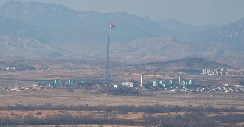 Grenzgebiet zwischen Nord- und Südkorea North Korea s town Kaesong is seen from the Dorasan Observatory in the Civilian Control area near the demilitarized zone (DMZ) in Paju, South Korea on February 12, 2017.  TKP20170201214 KEIZOxMORI