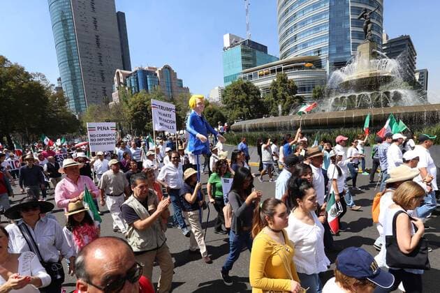 Proteste gegen Donald Trump in Mexiko February 12, 2017 - Mexico - EUM20170212NAC15.JPG .CIUDAD DE MEXICO, Protests Protestas-Trump.- Aspectos de la marcha realizada este 12 de febrero de 2017 desde el Auditorio Nacional hacia el Angel de la Independencia, en el Paseo de la Reforma del Centro de la Ciudad de Mexico, en contra de las politicas del presidente estadounidense Donald Trump.  - ZUMAu78_ 20170212_zaf_u78_022 Copyright: xBerenicexFregosox