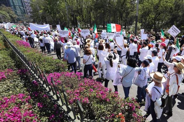 Proteste gegen Donald Trump in Mexiko February 12, 2017 - Mexico - EUM20170212NAC17.JPG .CIUDAD DE MEXICO, Protests Protestas-Trump.- Aspectos de la marcha realizada este 12 de febrero de 2017 desde el Auditorio Nacional hacia el Angel de la Independencia, en el Paseo de la Reforma del Centro de la Ciudad de Mexico, en contra de las politicas del presidente estadounidense Donald Trump.  - ZUMAu78_ 20170212_zaf_u78_024 Copyright: xBerenicexFregosox