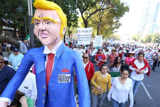 Proteste gegen Donald Trump in Mexiko February 12, 2017 - Mexico - EUM20170212NAC18.JPG .CIUDAD DE MEXICO, Protests Protestas-Trump.- Aspectos de la marcha realizada este 12 de febrero de 2017 desde el Auditorio Nacional hacia el Angel de la Independencia, en el Paseo de la Reforma del Centro de la Ciudad de Mexico, en contra de las politicas del presidente estadounidense Donald Trump.  - ZUMAu78_ 20170212_zaf_u78_025 Copyright: xBerenicexFregosox