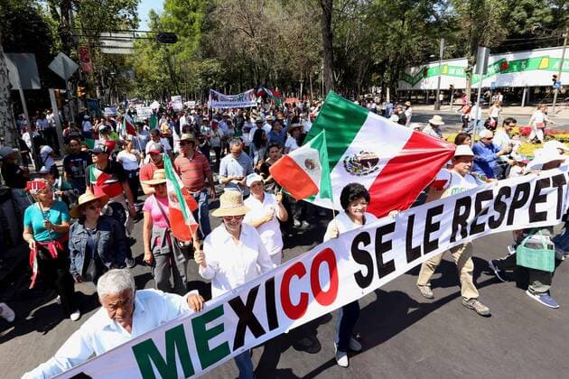 Proteste gegen Donald Trump in Mexiko February 12, 2017 - Mexico - EUM20170212NAC19.JPG .CIUDAD DE MEXICO, Protests Protestas-Trump.- Aspectos de la marcha realizada este 12 de febrero de 2017 desde el Auditorio Nacional hacia el Angel de la Independencia, en el Paseo de la Reforma del Centro de la Ciudad de Mexico, en contra de las politicas del presidente estadounidense Donald Trump.  - ZUMAu78_ 20170212_zaf_u78_028 Copyright: xBerenicexFregosox