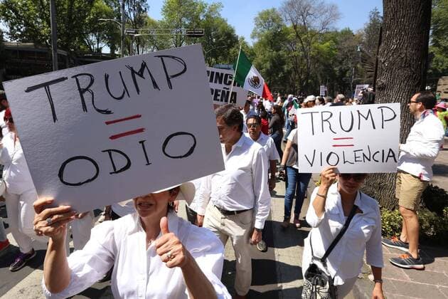 Proteste gegen Donald Trump in Mexiko February 12, 2017 - Mexico - EUM20170212NAC21.JPG .CIUDAD DE MEXICO, Protests Protestas-Trump.- Aspectos de la marcha realizada este 12 de febrero de 2017 desde el Auditorio Nacional hacia el Angel de la Independencia, en el Paseo de la Reforma del Centro de la Ciudad de Mexico, en contra de las politicas del presidente estadounidense Donald Trump.  - ZUMAu78_ 20170212_zaf_u78_029 Copyright: xBerenicexFregosox