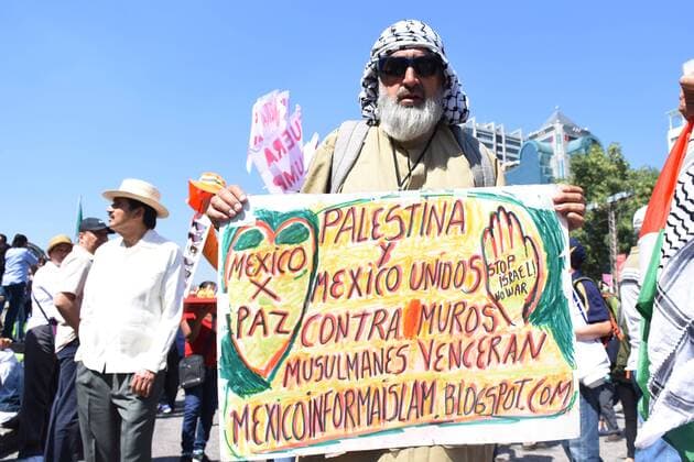 February 12, 2017 - Mexico City, Mexico - A demonstrator is seen with a turban take part at protests against US president Donald Trump because The lifting of the wall at the border to avoid cross-border migration at Reforma Avenue on February 12, 2017 in Mexico City, Mexico Mexico City Mexico  - ZUMAn230 20170212_zaa_n230_479 Copyright: xCarlosxTischlerx