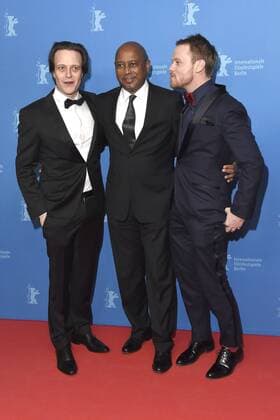 August Diehl, Raoul Peck und Stefan Konarske bei der Premiere von Le jeune Karl Marx The Young Karl Marx Der junge Karl Marx auf der Berlinale 2017 67. Internationale Filmfestspiele Berlin im Friedrichstadt-Palast. Berlin, 12.02.2017 Foto:xC.xNiehausx xFuturexImage