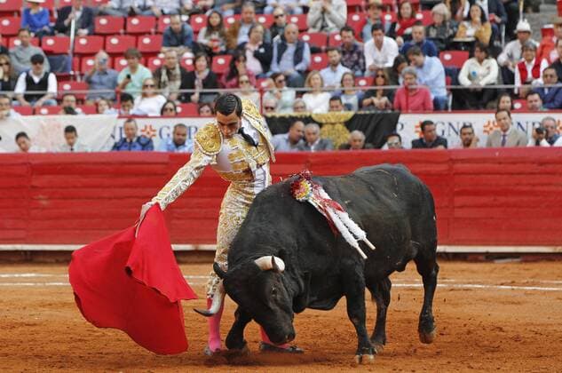 Spanish bullfighter Paco Urena fights his first bull of the afternoon, No que no of 526 kilograms, during the run 15 of the Temporada Grande in the Plaza de Toros Mexico, in Mexico City, Mexico, on 12 February 2017. BULLFIGHTING IN MEXICO !ACHTUNG: NUR REDAKTIONELLE NUTZUNG!  Copyright: xMarioxGuzmánx MEX25 20170213-636225539091388872