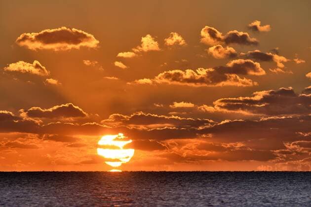 Sonnenuntergang mit Wolkenhimmel über Nordsee, Sankt Peter-Ording, Nationalpark Schleswig-Holsteinisches Wattenmeer, Nordfriesland, Schleswig-Holstein, Deutschland, Europa Copyright: imageBROKER/Frederik ibxrba04482294.jpg