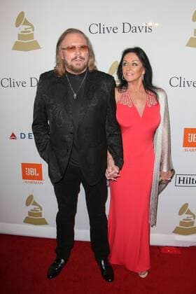 Barry Gibb und seine Ehefrau Linda Gray bei der Clive Davis and the Recording Academy s Pre- Grammy Gala am 11.02.2017 in Los Angeles Clive Davis and the Recording Academy s Pre- Grammy Gala 2017 in Beverly Hills, Los Angeles 