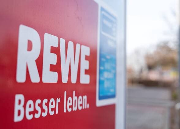 Feature REWE 12.02.2017, Selters Taunus: Logo, Brands, Rewe-Card, Payback Card, Rewe besser leben Selters im Taunus Hessen Germany Rewe Markt
