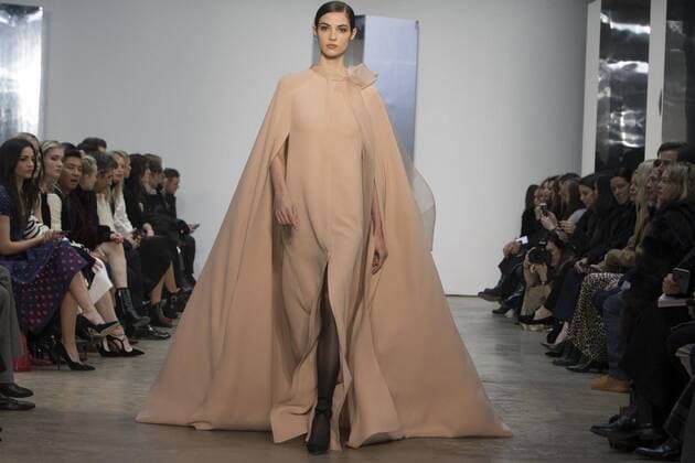 New York Fashion Week - Carolina Herrera Modenschau A model presents a night gown with matching cape of the Fall Winter 2017 collection by Venezuelan designer Carolina Herrera, during New York Fashion Week in New York, United States, 13 February 2017. CAROLINA HERRERA AT NEW YORK FASHION WEEK !ACHTUNG: NUR REDAKTIONELLE NUTZUNG!  Copyright: xMiguelxRajmilx NYC001 20170213-636226088957399512
