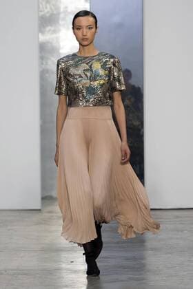 New York Fashion Week - Carolina Herrera Modenschau A model presents a lame blouse with a pleated skirt of the Fall Winter 2017 collection by Venezuelan designer Carolina Herrera, during New York Fashion Week in New York, United States, 13 February 2017. CAROLINA HERRERA AT NEW YORK FASHION WEEK !ACHTUNG: NUR REDAKTIONELLE NUTZUNG!  Copyright: xMiguelxRajmilx NYC001 20170213-636226090251450949