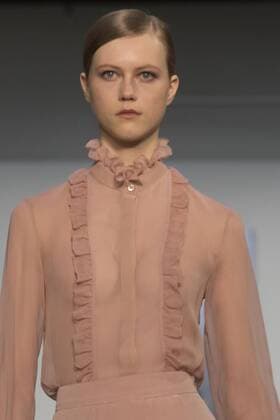 New York Fashion Week - Carolina Herrera Modenschau A model presents a pale blouse with flounces and a matching skirt of the Fall Winter 2017 collection by Venezuelan designer Carolina Herrera, during New York Fashion Week in New York, United States, 13 February 2017. CAROLINA HERRERA AT NEW YORK FASHION WEEK !ACHTUNG: NUR REDAKTIONELLE NUTZUNG!  Copyright: xMiguelxRajmilx NYC001 20170213-636226092119262529