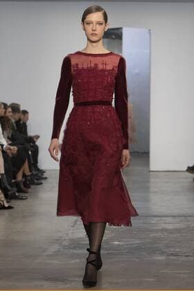 New York Fashion Week - Carolina Herrera Modenschau A model presents a textured burgundy night gown of the Fall Winter 2017 collection by Venezuelan designer Carolina Herrera, during New York Fashion Week in New York, United States, 13 February 2017. CAROLINA HERRERA AT NEW YORK FASHION WEEK !ACHTUNG: NUR REDAKTIONELLE NUTZUNG!  Copyright: xMiguelxRajmilx NYC001 20170213-636226095392399308