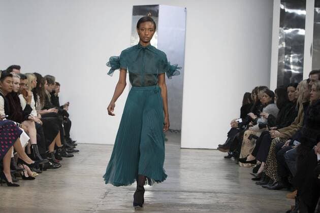 New York Fashion Week - Carolina Herrera Modenschau A model presents a matching blue blouse and pleated skirt of the Fall Winter 2017 collection by Venezuelan designer Carolina Herrera, during New York Fashion Week in New York, United States, 13 February 2017. CAROLINA HERRERA AT NEW YORK FASHION WEEK !ACHTUNG: NUR REDAKTIONELLE NUTZUNG!  Copyright: xMiguelxRajmilx NYC001 20170213-636226101271147417