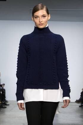 New York Fashion Week - Carolina Herrera Modenschau A model presents a blue sweater over a classic white shirt and balck pants of the Fall Winter 2017 collection by Venezuelan designer Carolina Herrera, during New York Fashion Week in New York, United States, 13 February 2017. CAROLINA HERRERA AT NEW YORK FASHION WEEK !ACHTUNG: NUR REDAKTIONELLE NUTZUNG!  Copyright: xMiguelxRajmilx NYC001 20170213-636226102579964428