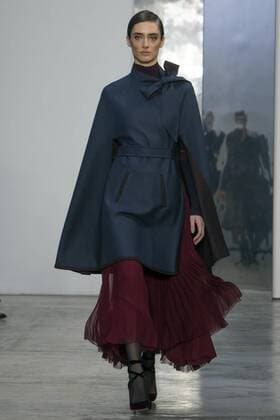 A model presents a cape over a pleated skirt of the Fall Winter 2017 collection by Venezuelan designer Carolina Herrera, during New York Fashion Week in New York, United States, 13 February 2017. CAROLINA HERRERA AT NEW YORK FASHION WEEK !ACHTUNG: NUR REDAKTIONELLE NUTZUNG!  Copyright: xMiguelxRajmilx NYC001 20170213-636226103385064945