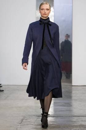 A model presents a frock coat over a matching skirt of the Fall Winter 2017 collection by Venezuelan designer Carolina Herrera, during New York Fashion Week in New York, United States, 13 February 2017. CAROLINA HERRERA AT NEW YORK FASHION WEEK !ACHTUNG: NUR REDAKTIONELLE NUTZUNG!  Copyright: xMiguelxRajmilx NYC001 20170213-636226103488334959