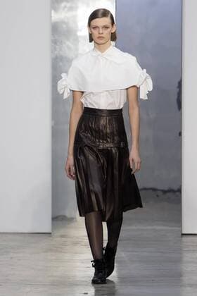 A model presents a white shirt and a leather pleated skirt of the Fall Winter 2017 collection by Venezuelan designer Carolina Herrera, during New York Fashion Week in New York, United States, 13 February 2017. CAROLINA HERRERA AT NEW YORK FASHION WEEK !ACHTUNG: NUR REDAKTIONELLE NUTZUNG!  Copyright: xMiguelxRajmilx NYC001 20170213-636226104748166731