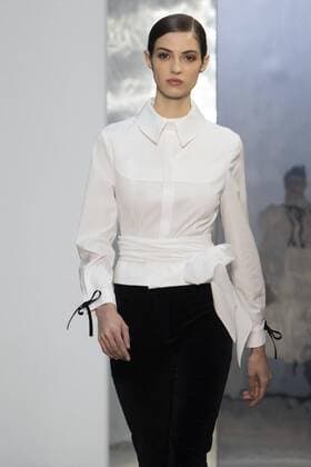 A model presents a white shirt with a waist bow and black pants of the Fall Winter 2017 collection by Venezuelan designer Carolina Herrera, during New York Fashion Week in New York, United States, 13 February 2017. CAROLINA HERRERA AT NEW YORK FASHION WEEK !ACHTUNG: NUR REDAKTIONELLE NUTZUNG!  Copyright: xMiguelxRajmilx NYC001 20170213-636226105375586665